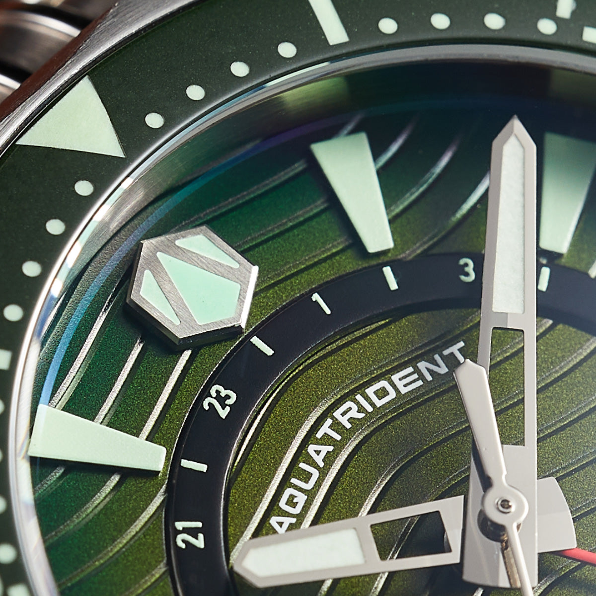 Mariner GMT Stainless Steel Watch. Semi-light gradient surface inside green Dial. AQ-24010-66